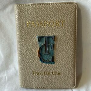 Travel in Chic Passport Holder Wallet   NWT